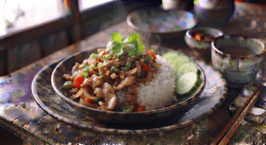 ข้าวหมูผัดพริกไทยดำ