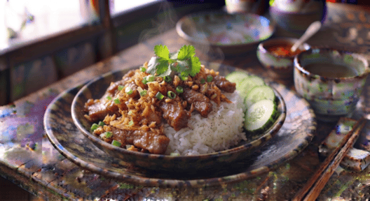 ข้าวเนื้อทอดกระเทียม